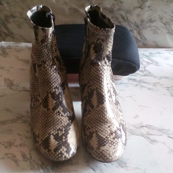 Time and Tru Women's Faux Snakeskin Heeled Ankle Boots Size 10 - Picture 2 of 10